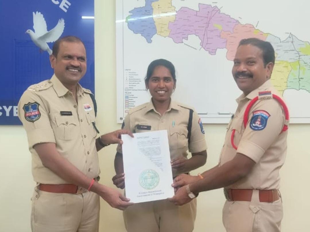 ఉద్యోగం సాధించిన కానిస్టేబుల్.. ప్రశంసించిన ఏసీపీ