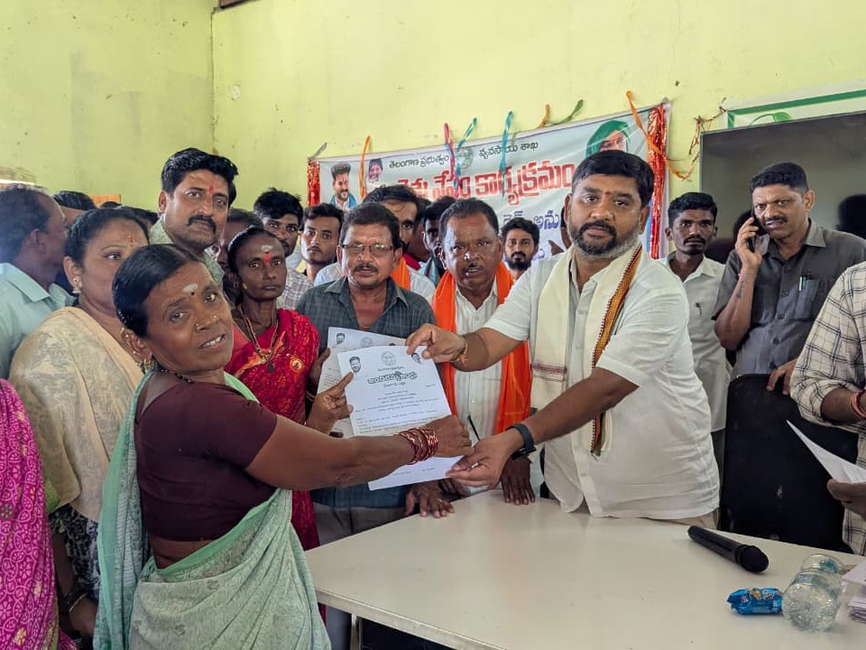 ఇందిరమ్మ ఇళ్ల మంజూరు పత్రాలు పంపిణీ చేసిన MLA