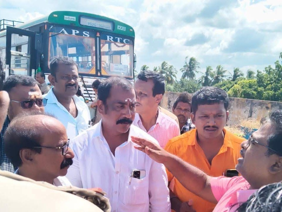 ఆర్టీసీ బస్సును అడ్డుకున్న గ్రామస్తులు