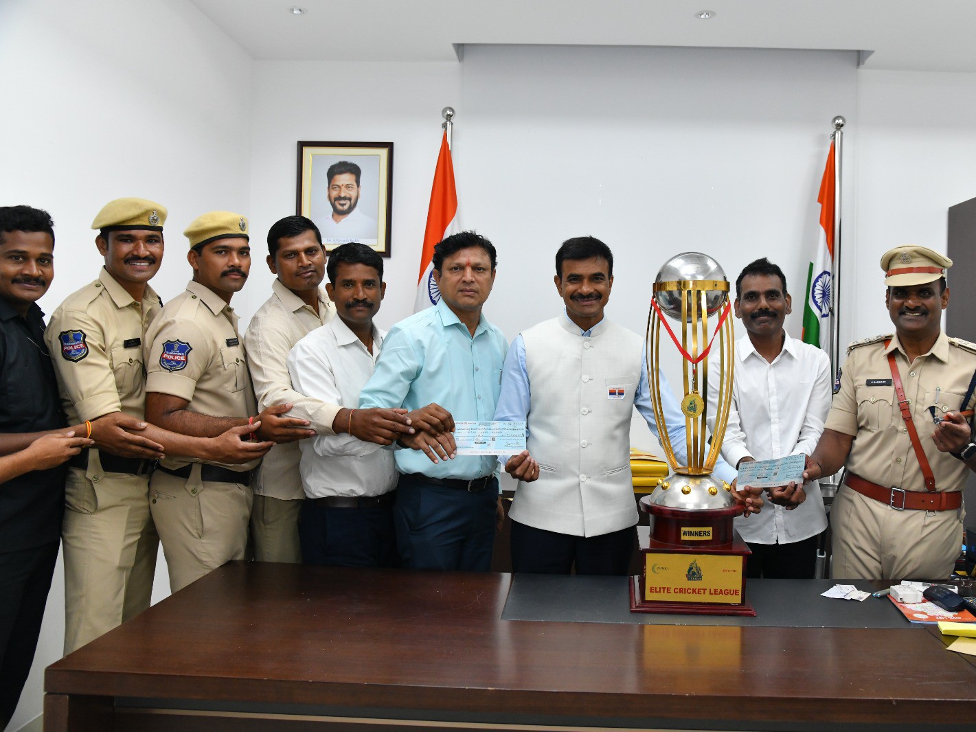 పోలీసు సంక్షేమ నిధికి విరాళంగా టోర్నమెంట్ బహుమతులు