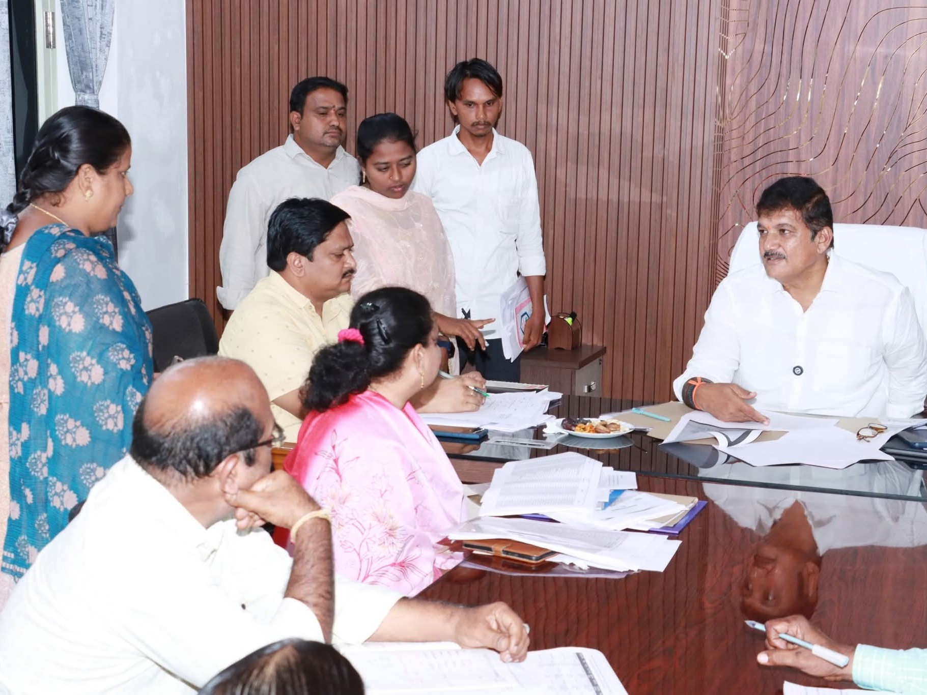 రెవెన్యూ అధికారులను హెచ్చరించిన ధూళిపాళ్ల
