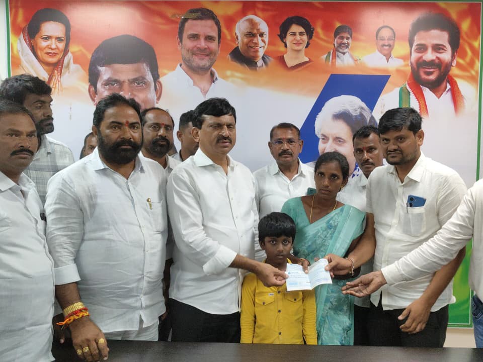 ఇన్సూరెన్స్ చెక్కును అందజేసిన మంత్రి