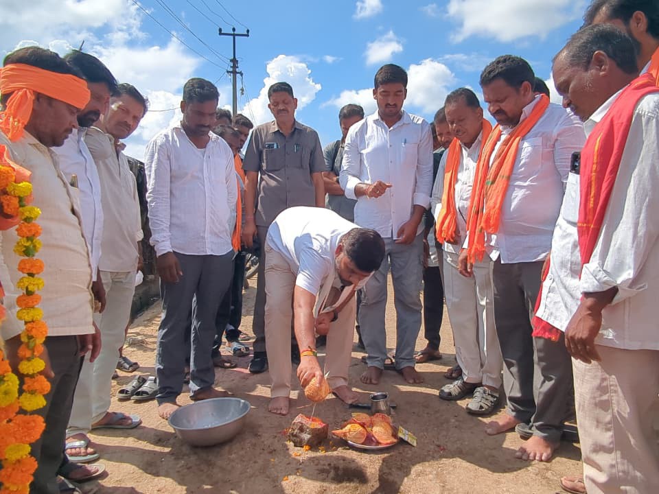 పొలంబాట రోడ్డు నిర్మాణానికి శంకుస్థాపన చేసిన MLA