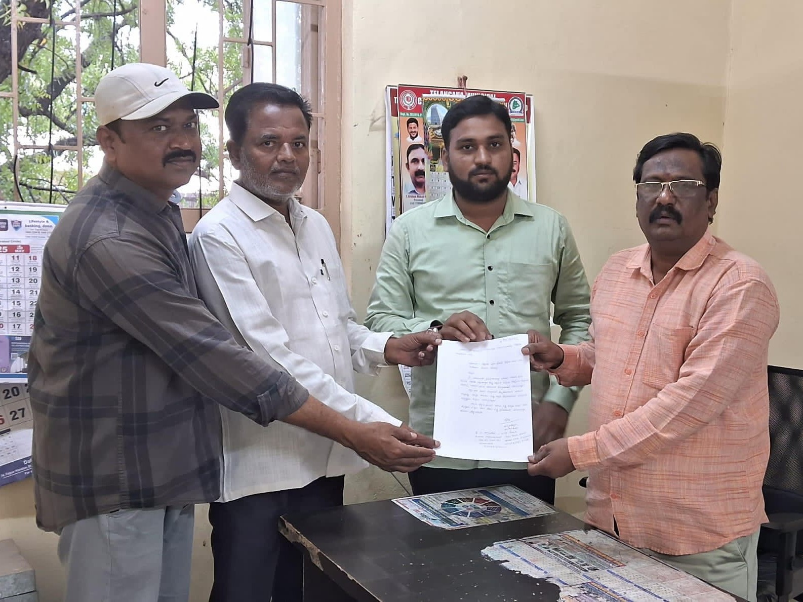కుక్కలను భారీ నుంచి ప్రజలను రక్షించాలని వినతి