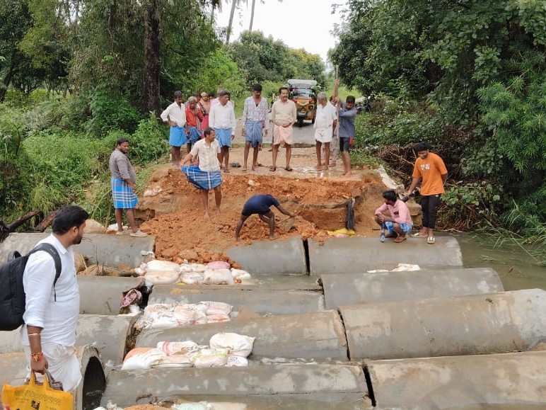 తెగిన వంతెన.. నిలిచిన రాకపోకలు