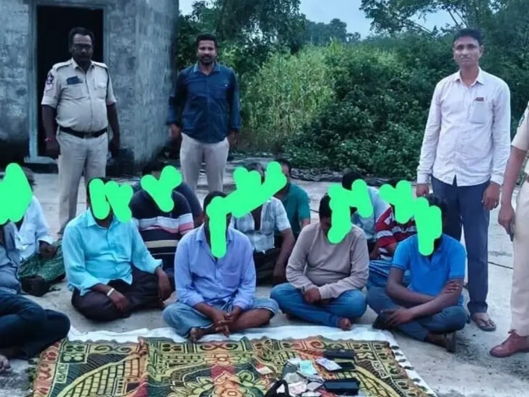 పేకాట భగ్నం.. 12 మంది అరెస్ట్