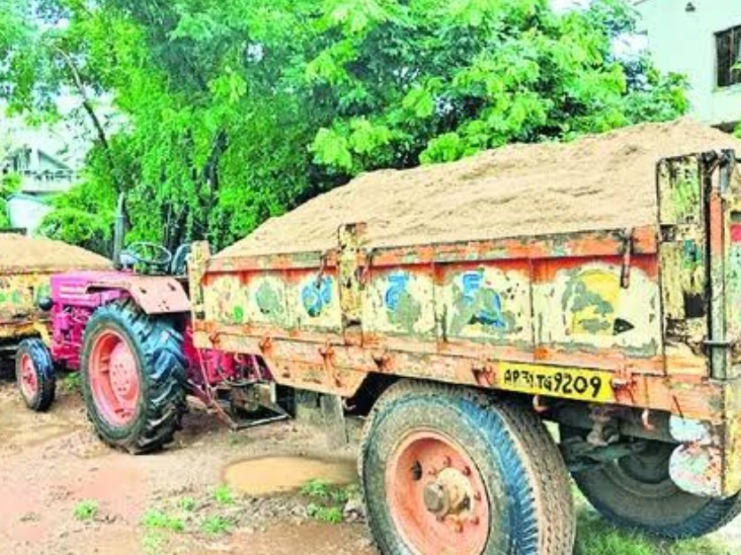 అక్రమంగా ఇసుకను తరలిస్తున్న ట్రాక్టర్ పట్టివేత