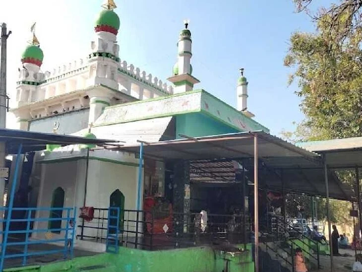 మల్లేల ఇమాంబి దర్గాలో చోరీ