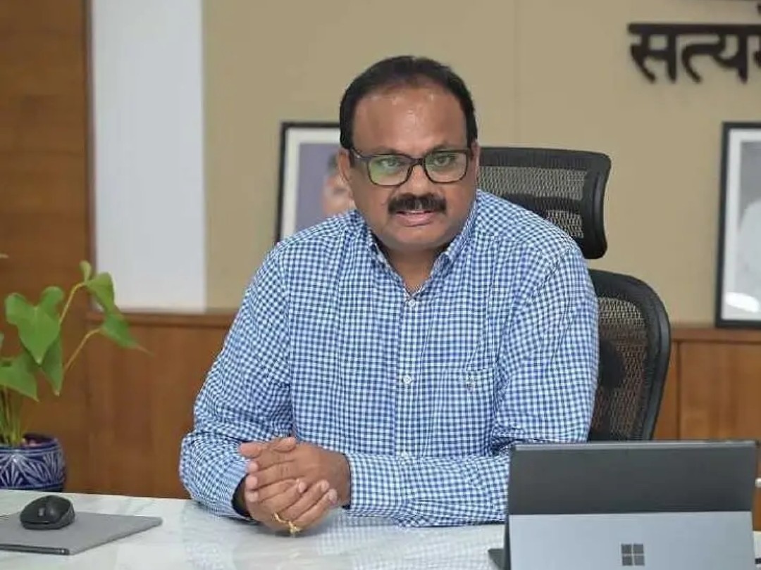 సెలవుపై వెళ్లిన జిల్లా కలెక్టర్