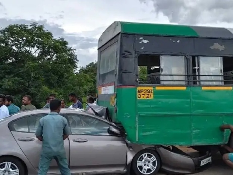ఆర్టీసీ బస్సు, కారు ఢీ.. తప్పిన ప్రమాదం