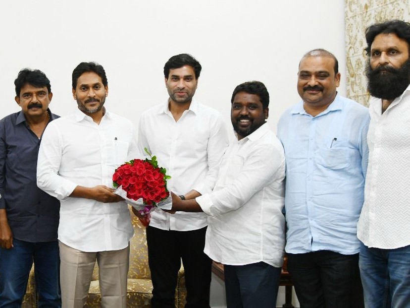 మాజీ సీఎం జగన్ ను కలిసిన వైసీపీ నేతలు