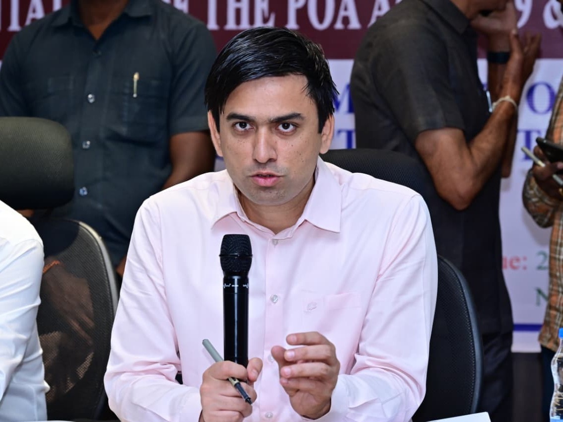 అధికారులకు సెలవులు రద్దు: కలెక్టర్