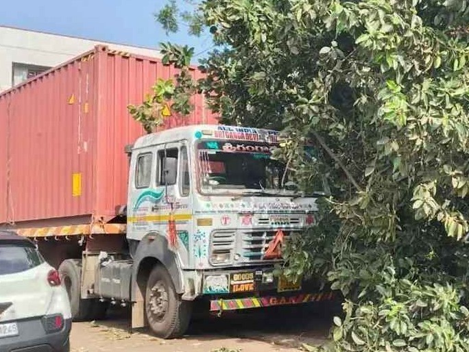 చెట్టును ఢీకొట్టిన కంటైనర్ లారీ