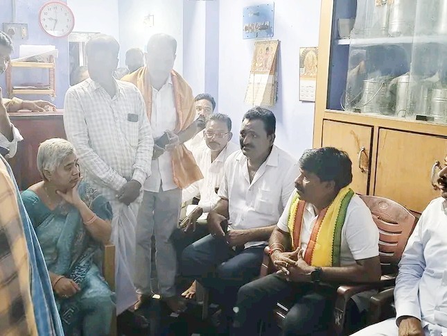 గొప్పిలిలో పర్యటించిన ఎమ్మెల్యే