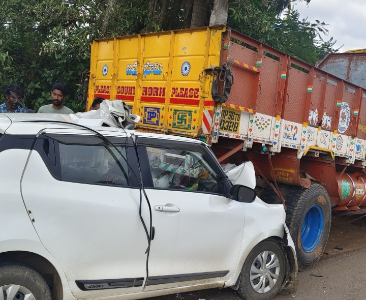 ఆగి ఉన్న లారీని ఢీకొన్న కారు