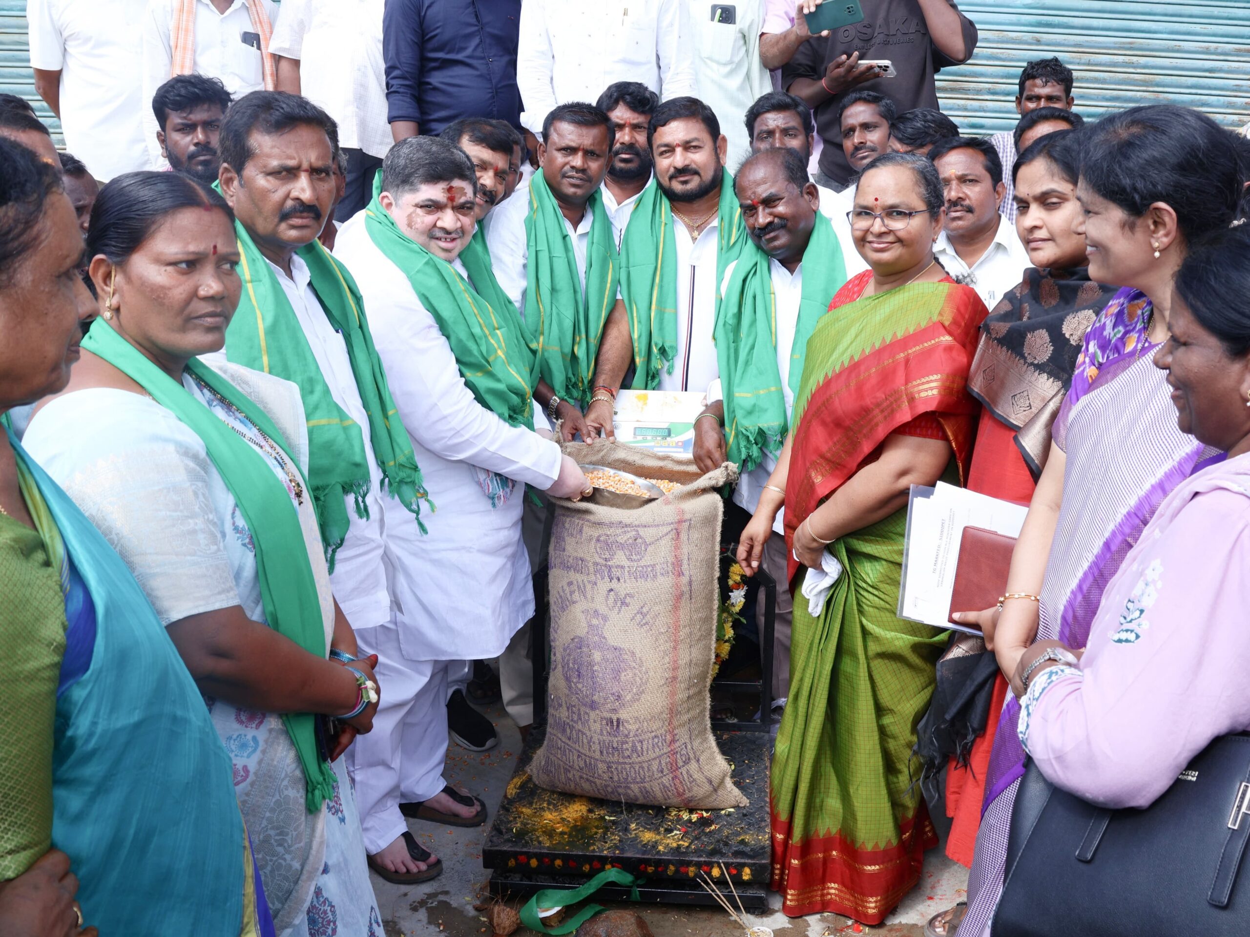 మొక్కజొన్న కొనుగోలు కేంద్రానికి మంత్రి శ్రీకారం