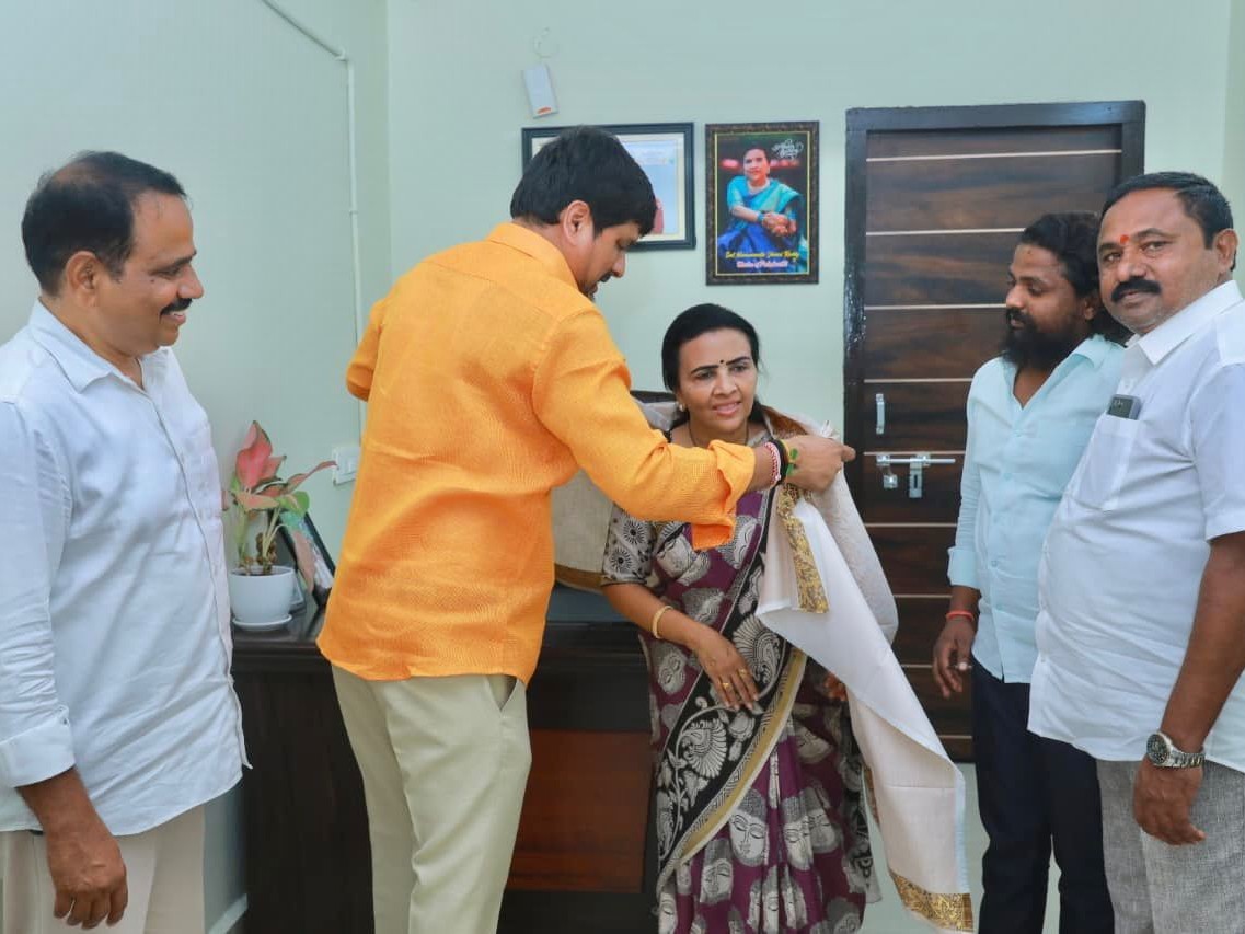 ఝాన్సీ రెడ్డిని కలిసిన కాంగ్రెస్ నేతలు