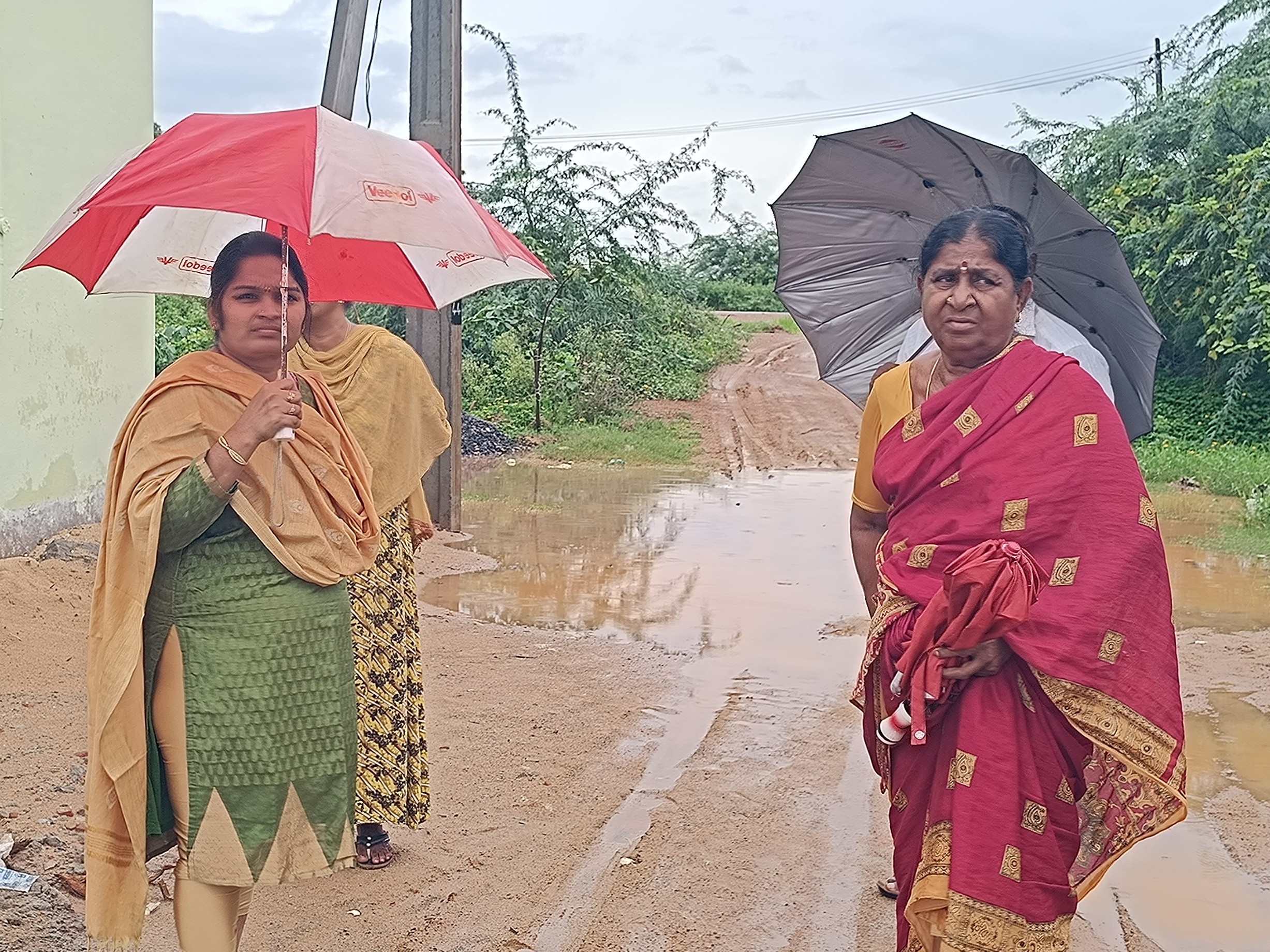 బురదలో ప్రజలు తీవ్ర ఇబ్బందులు