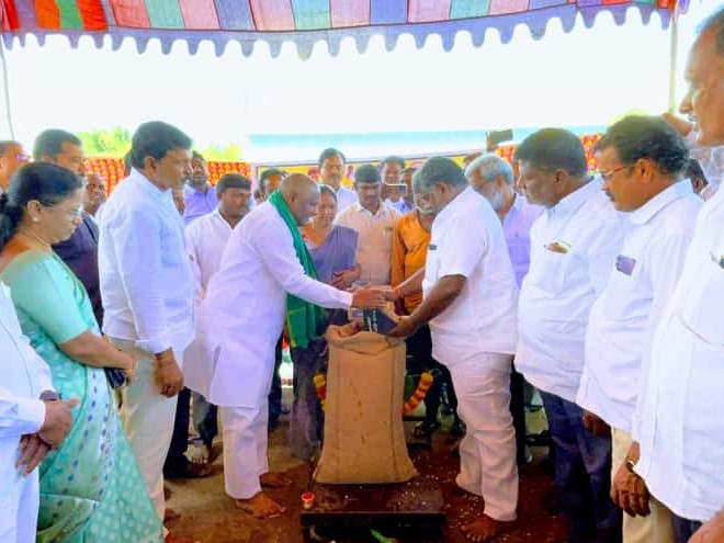 కొనుగోలు కేంద్రాన్ని ప్రారంభించిన ఎమ్మెల్యే దొంతి మాధవరెడ్డి