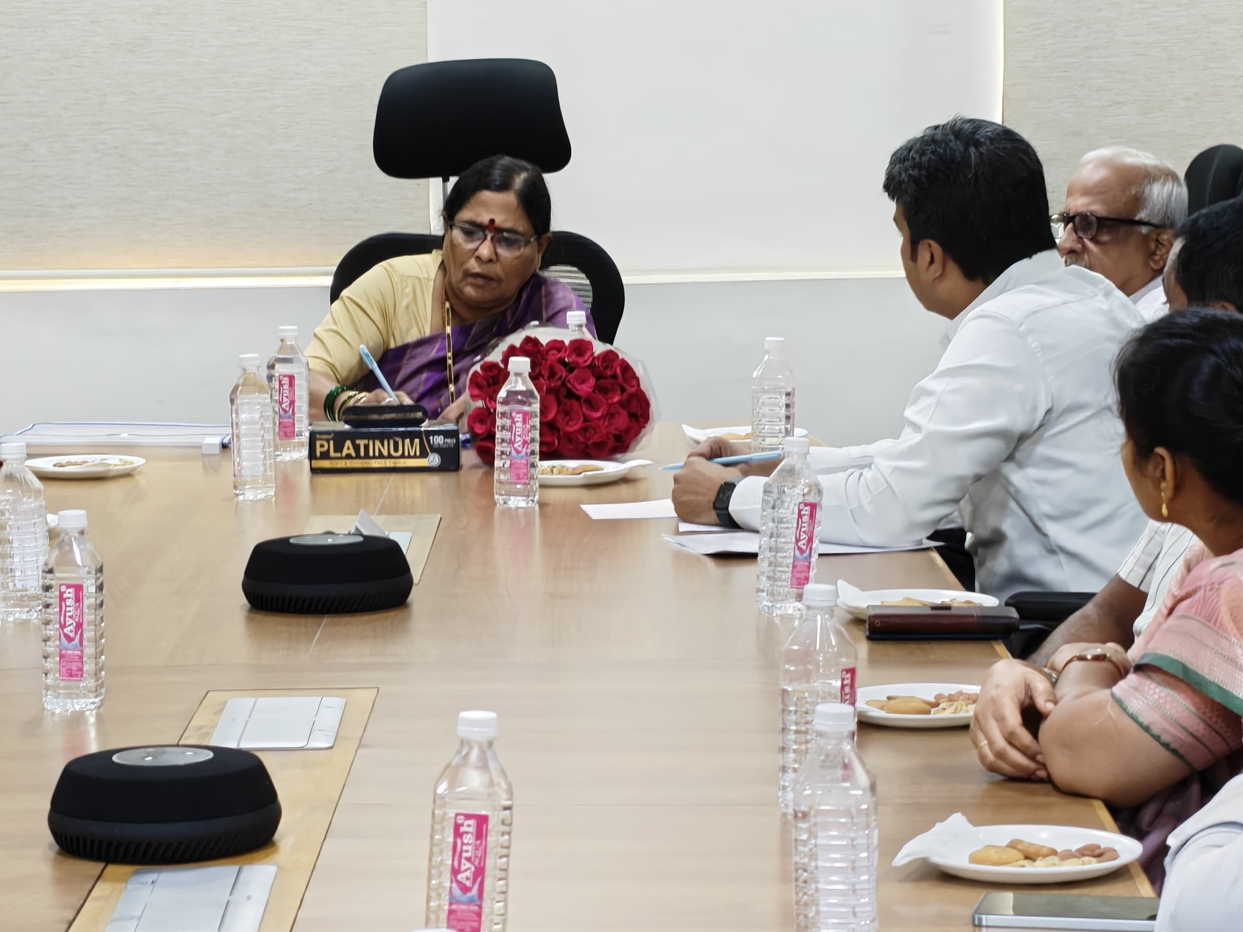 అపోలో యూనివర్సిటీకి చేరుకున్న మహిళా కమిషన్ సభ్యురాలు