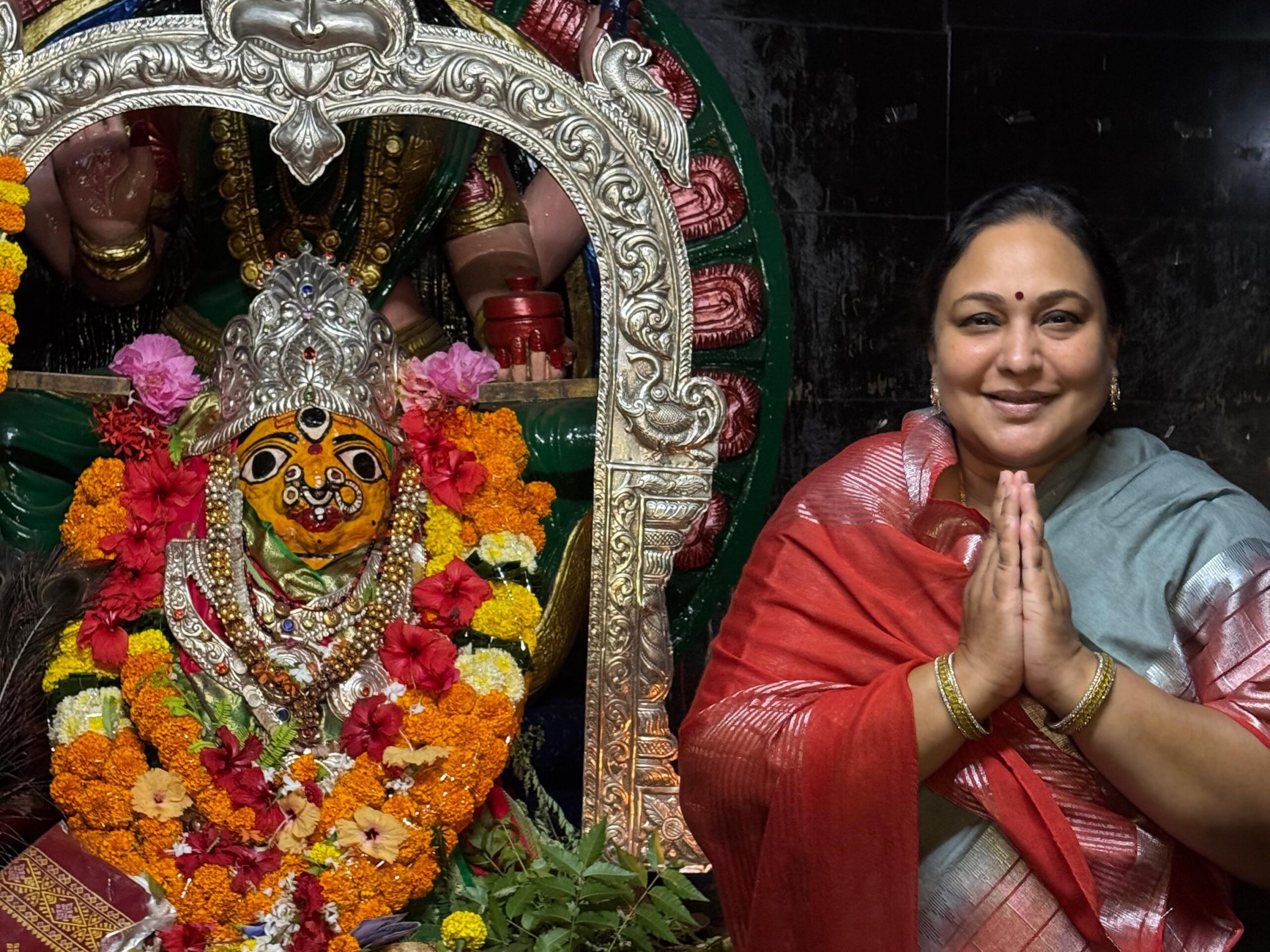 పాతపట్నం అమ్మవారిని దర్శించిన మాజీ ఎమ్మెల్యే శాంతి
