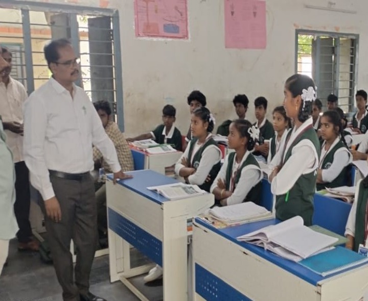 జిల్లా పరిషత్ ఉన్నత పాఠశాలను సందర్శించిన డీఈవో