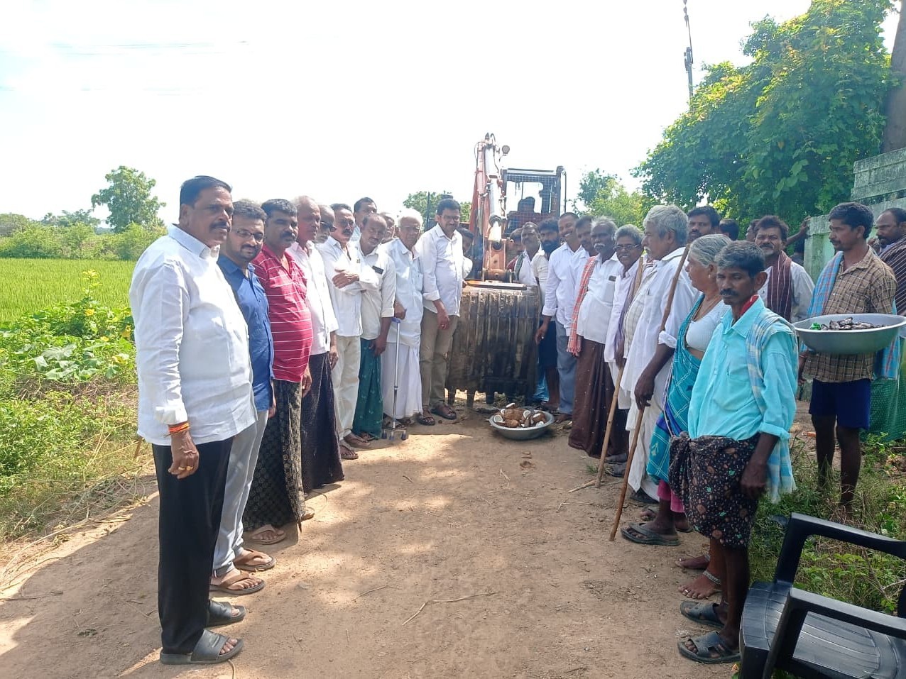 రోడ్డు నిర్మాణ పనులను ప్రారంభించిన కాంగ్రెస్ నాయకులు