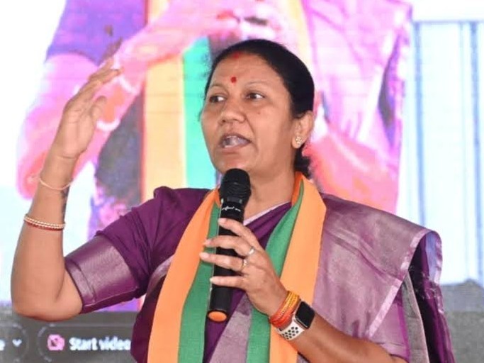 ప్రభుత్వ భూమి బహిరంగ వేలంపాట దారుణం: రావుపద్మ