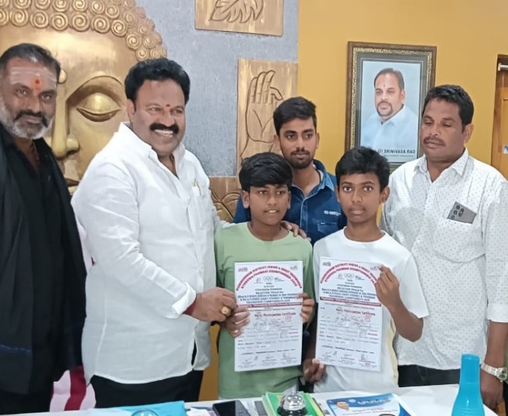 తైక్వాండో విద్యార్థులను అభినందించిన వలిరెడ్డి శ్రీనివాసనాయుడు