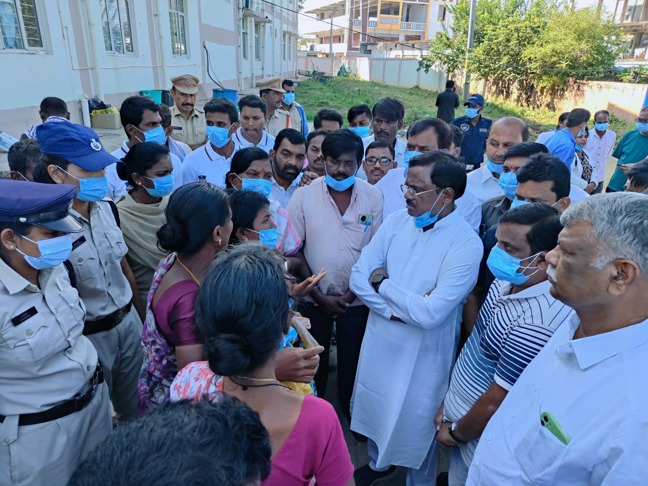 మృతుడి కుటుంబ సభ్యులకు మంత్రి పరామర్శ
