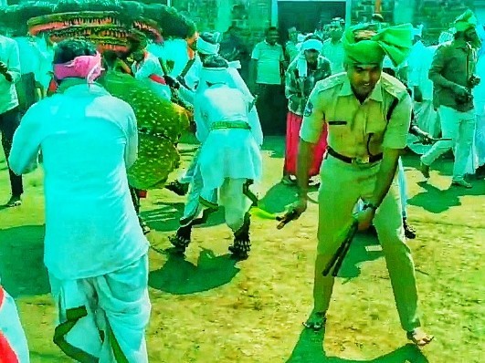 దండారీ నృత్యం చేసిన ఏఎస్పీ