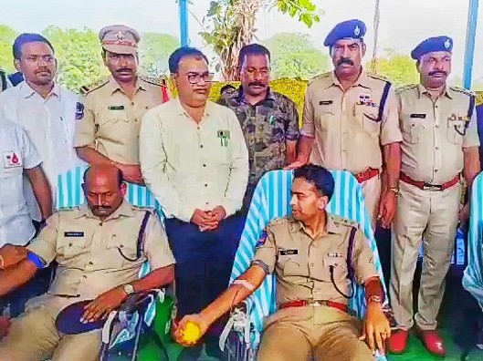 రక్తదానం చేసిన ఆదిలాబాద్ ఎస్పీ