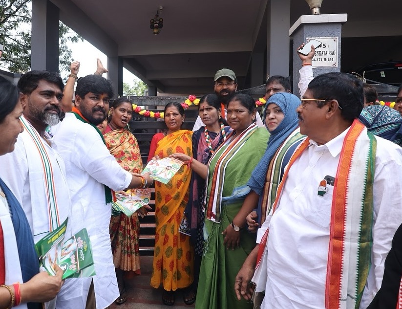 బోరబండలో ప్రచారం చేసిన సీతక్క