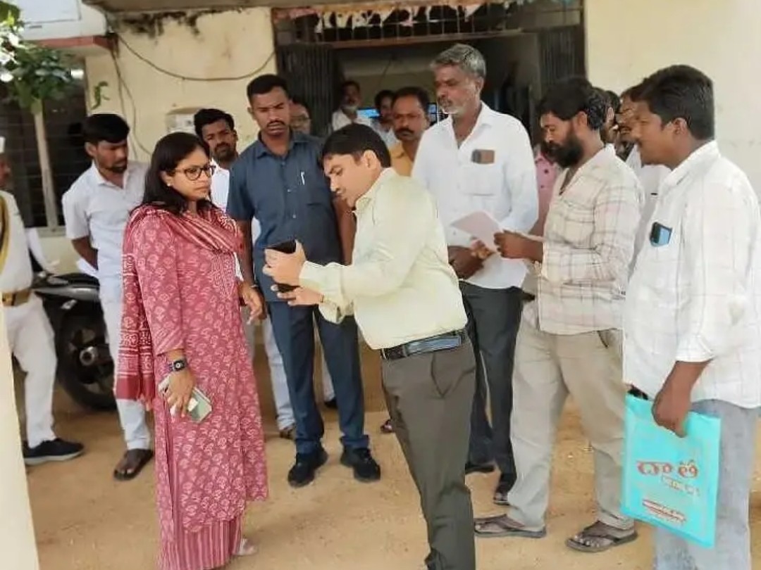 తహసీల్దార్ కార్యాలయంలో కలెక్టర్ ఆకస్మిక తనిఖీ