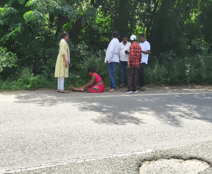 వాహనానికి అడ్డంగా కోతులు రావడంతో రోడ్డు ప్రమాదం