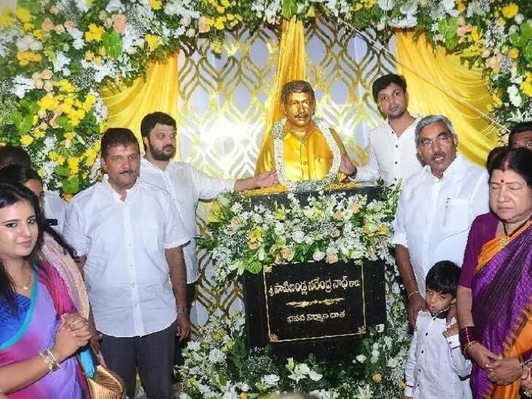 చినరావూరులో పారిశ్రామికవేత్త పాటిబండ్ల విగ్రహావిష్కరణ