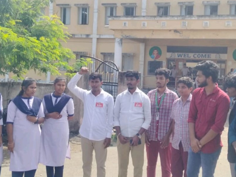 పట్టణంలో రోడ్డెక్కిన విద్యార్థులు