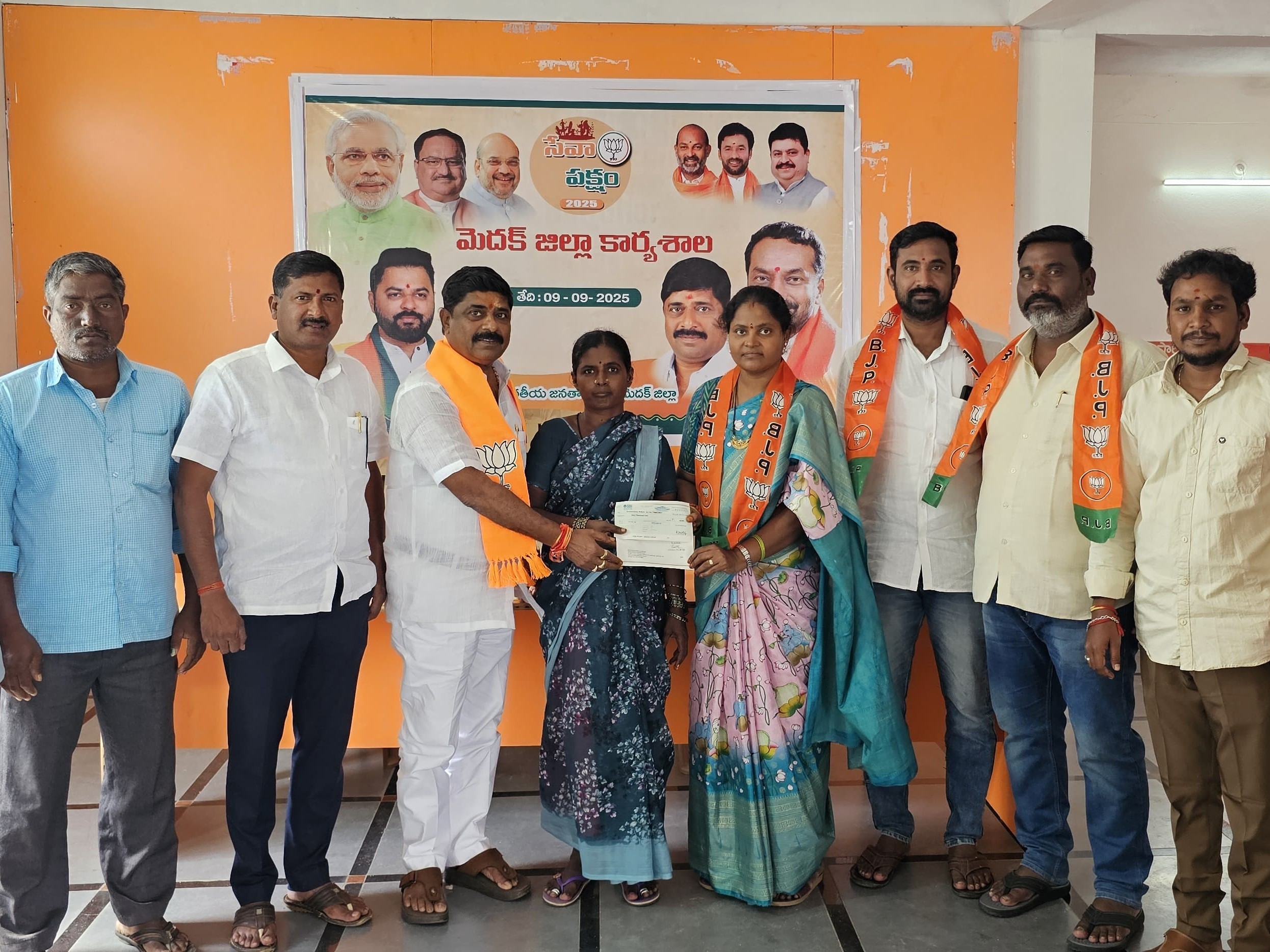 సీఎం రిలీఫ్ ఫండ్ చెక్ పంపిణీ