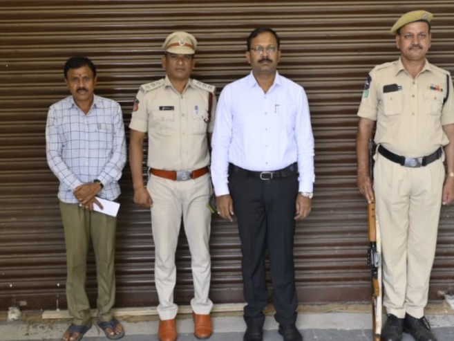 ఈవీఎం గోడౌన్‌ను సందర్శించిన కలెక్టర్