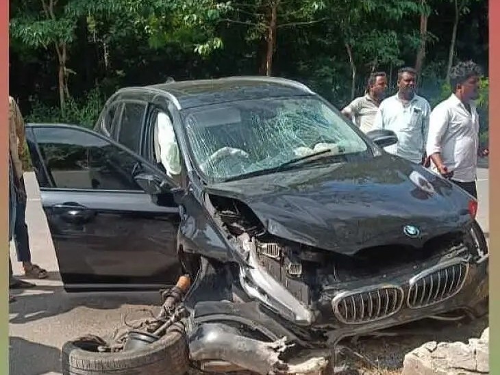 డివైడర్‌ను ఢీకొన్న కారు