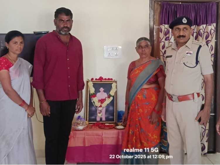 కానిస్టేబుల్‌ చిత్రపటానికి నివాళులు