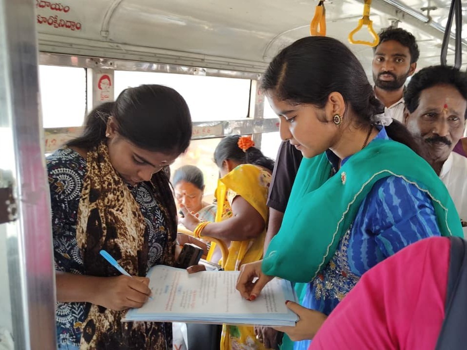 కోటి సంతకాల సేకరణలో పాల్గొన్న సిరి