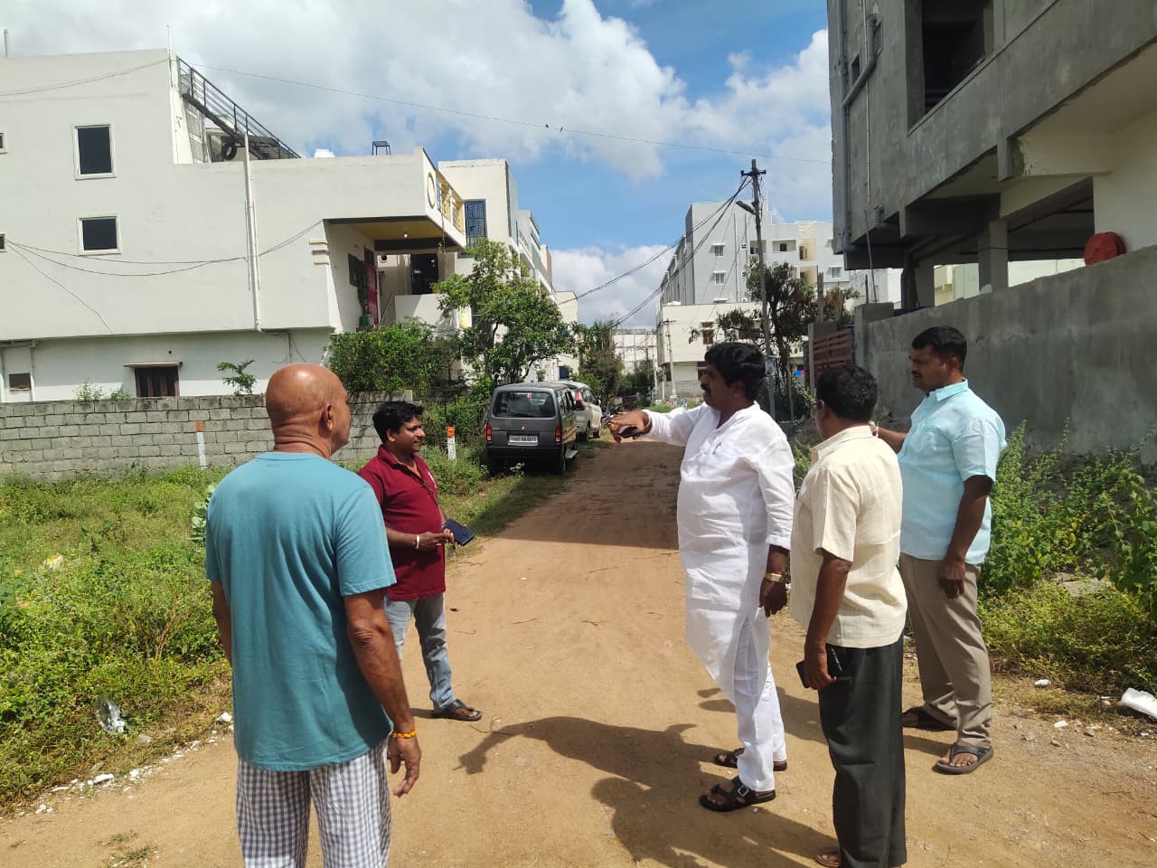 అధికారులతో కలిసి పనులు పర్యవేక్షించిన కార్పొరేటర్