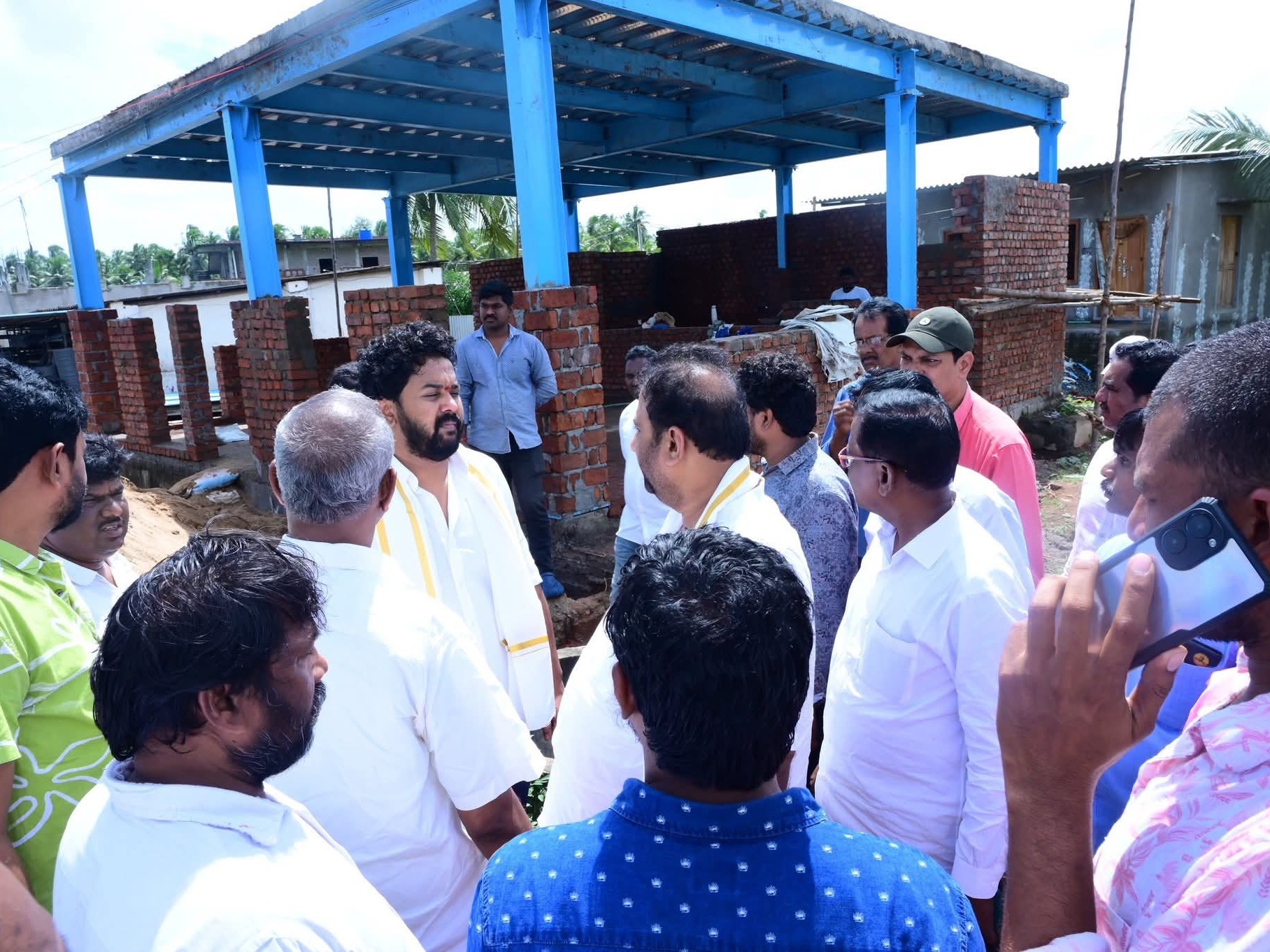 అన్నా క్యాంటీన్ నిర్మాణ పనుల తనిఖీ చేసిన ప్రజాప్రతినిధులు