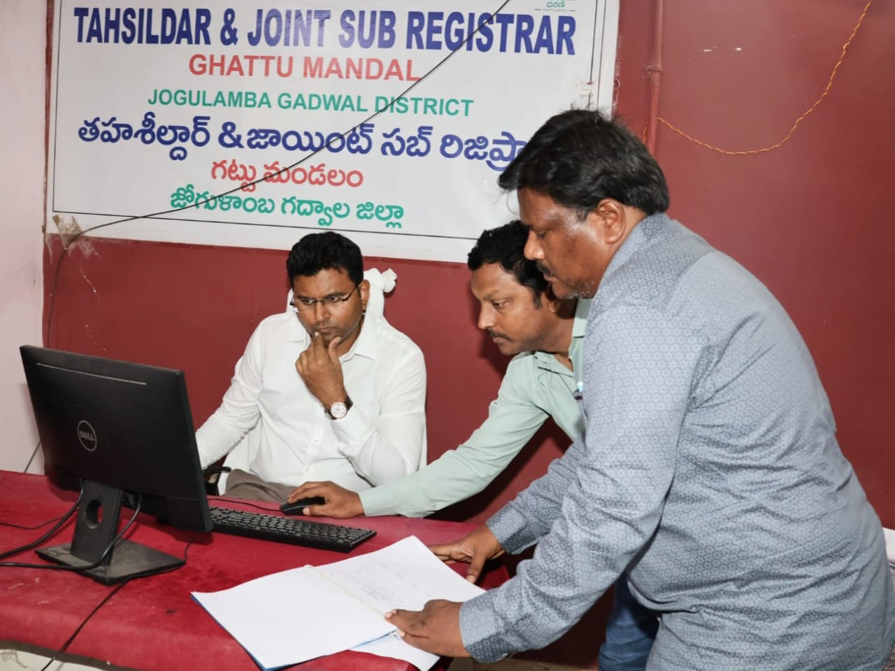గట్టు తహసీల్దార్ కార్యాలయాన్ని తనిఖీ చేసిన కలెక్టర్