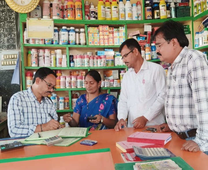 ఎరువుల దుకాణాలను తనిఖీ చేసిన DAO