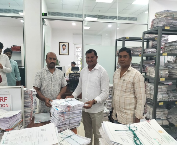 ‘సీఎం సహాయ నిధి దరఖాస్తులు అందజేత’