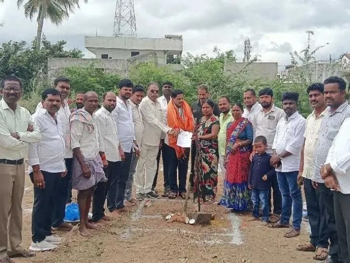 ఇందిరమ్మ ఇంటికి భూమి పూజ చేసిన ఎమ్మెల్యే