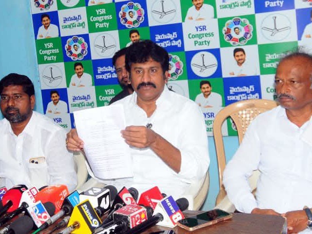 పరిటాల అండతోనే పాపంపేట భూముల కబ్జా: తోపుదుర్తి