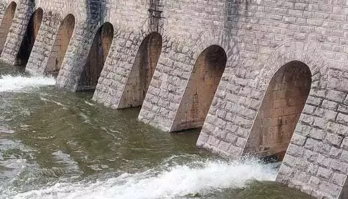 జంట జలాశయాల గేట్లు ఎత్తివేత